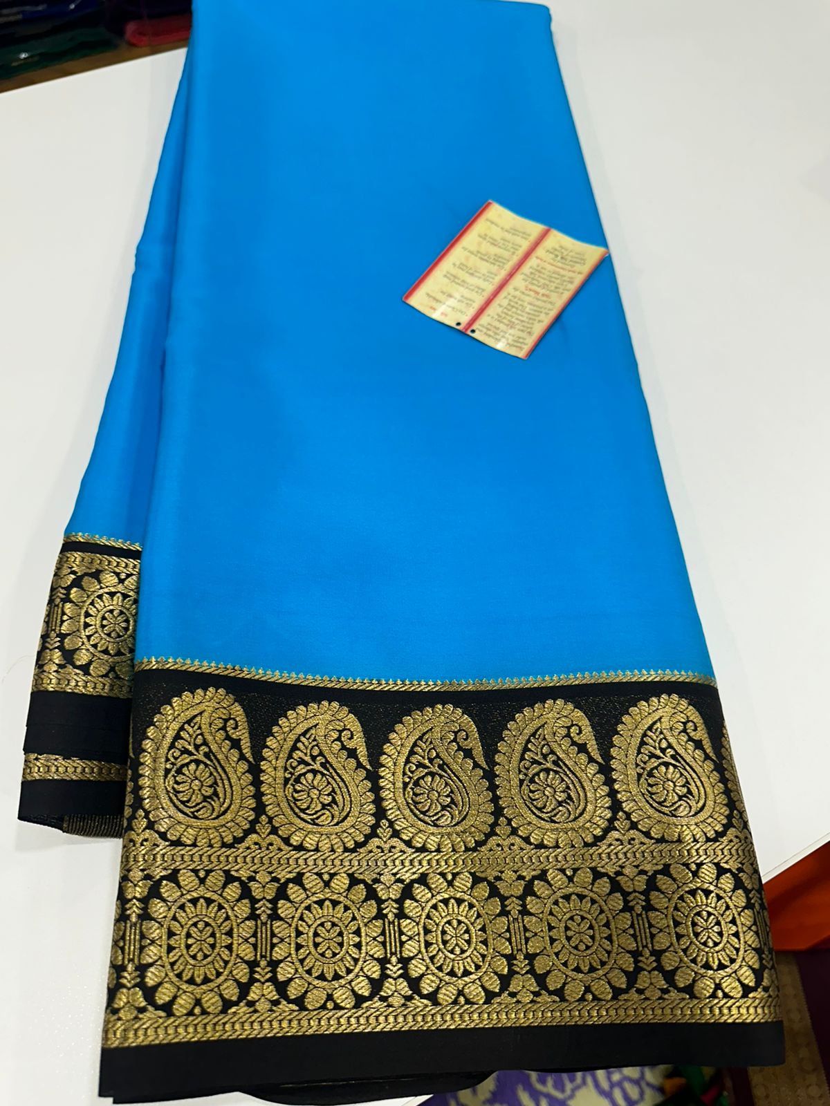 Pure Mysore silk sarees with 120 grm thickness and mango n chakra border with contrast combination which comes with contrast pallu n blouse piece